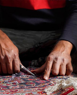 رفو گری قالی در قالیشویی رویان